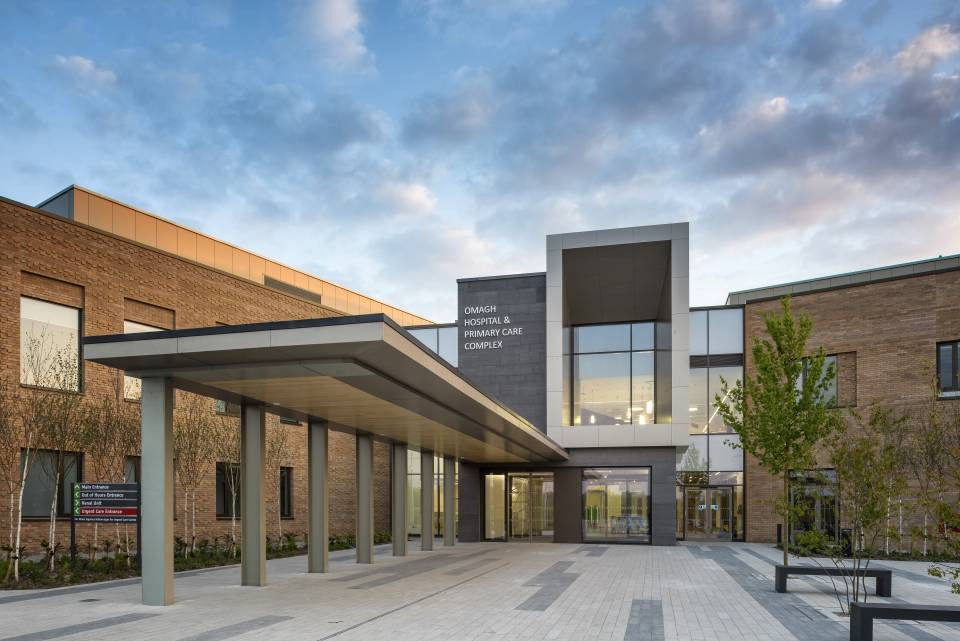 Omagh Hospital Primary Care Complex Entrance View Todd Architects C Chris Hill Photography